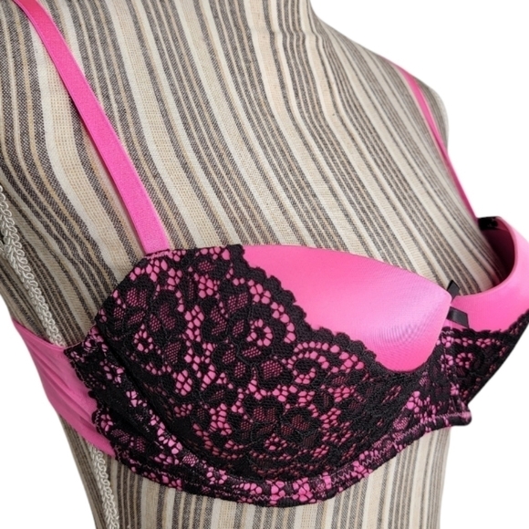 Victoria's Secret Balconet Underwire Bra - Picture 2 of 9